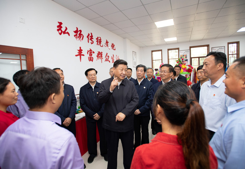 9月16日至18日，中共中央總書記、國家主席、中央軍委主席習(xí)近平在河南考察。這是17日上午，習(xí)近平在信陽市光山縣文殊鄉(xiāng)東岳村文化接待中心，同當(dāng)?shù)孛撠氈赂粠ь^人親切交流，勉勵(lì)他們帶動更多鄉(xiāng)親們致富。新華社記者 謝環(huán)馳 攝